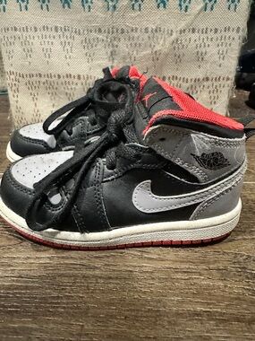 Jordan Toddler High-Top Sneaker in Black, Gray & Red
